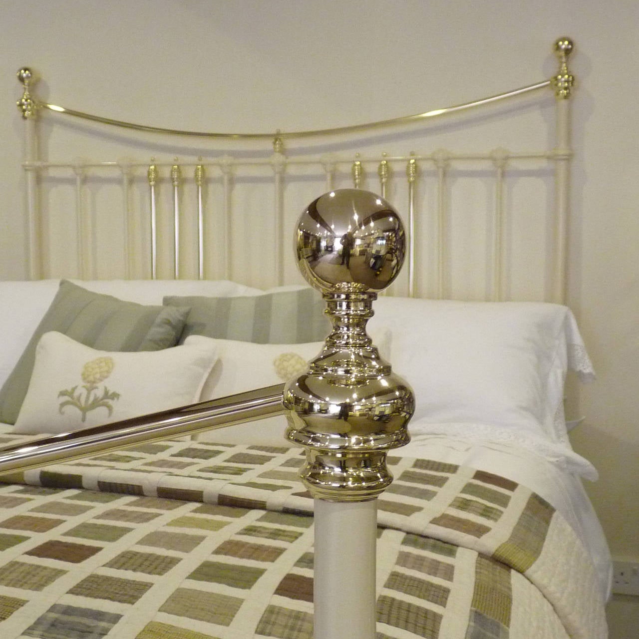 Fine Brass and Iron Bedstead In Excellent Condition In Wrexham, GB