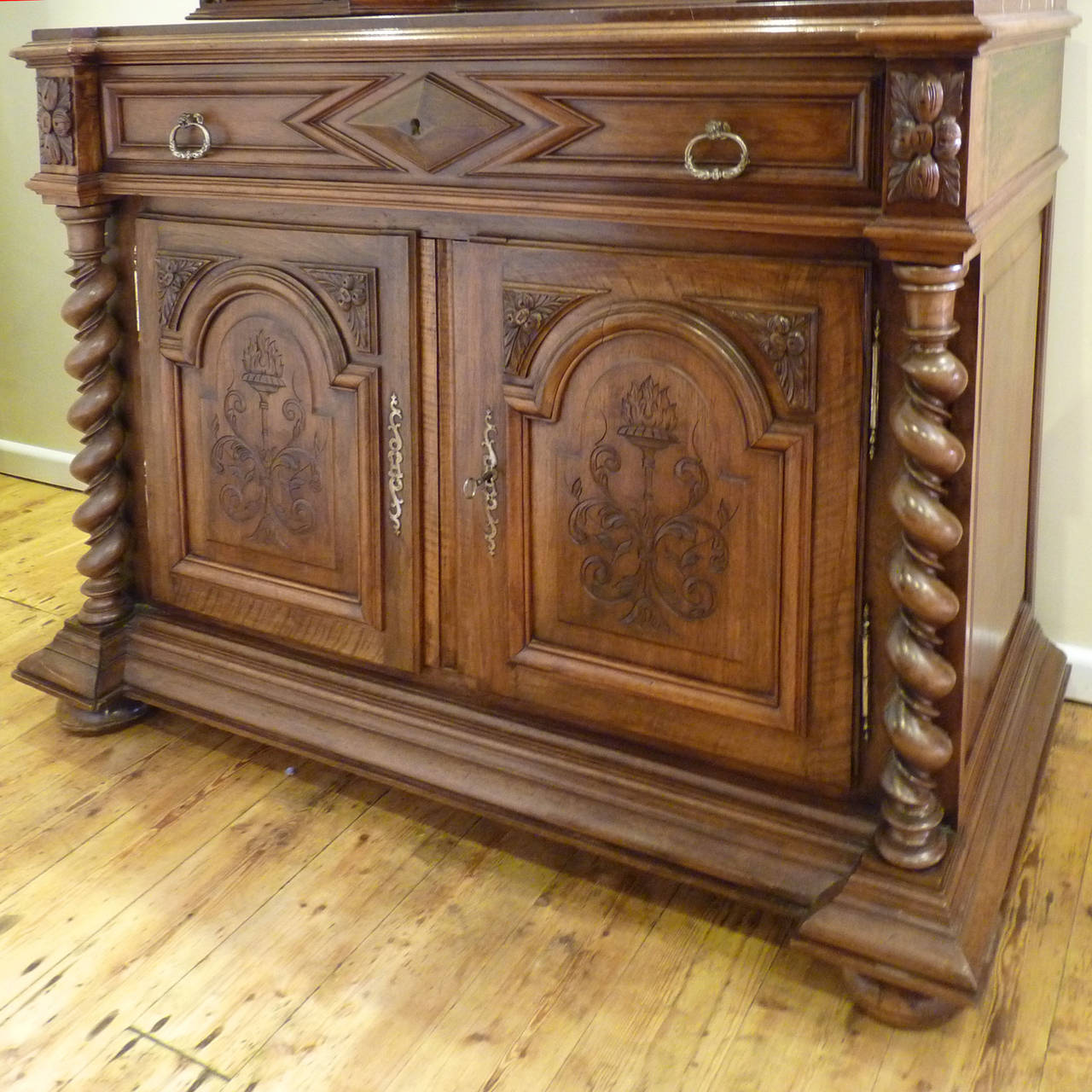Walnut French Commode or Secretaire - COM1 In Excellent Condition In Wrexham, GB