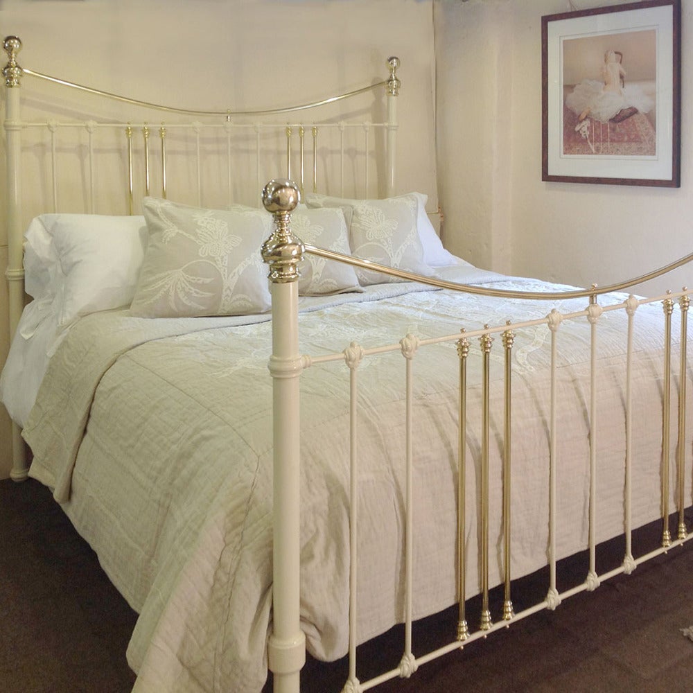 Wide Brass and Iron Bed Finished in Cream In Excellent Condition In Wrexham, GB