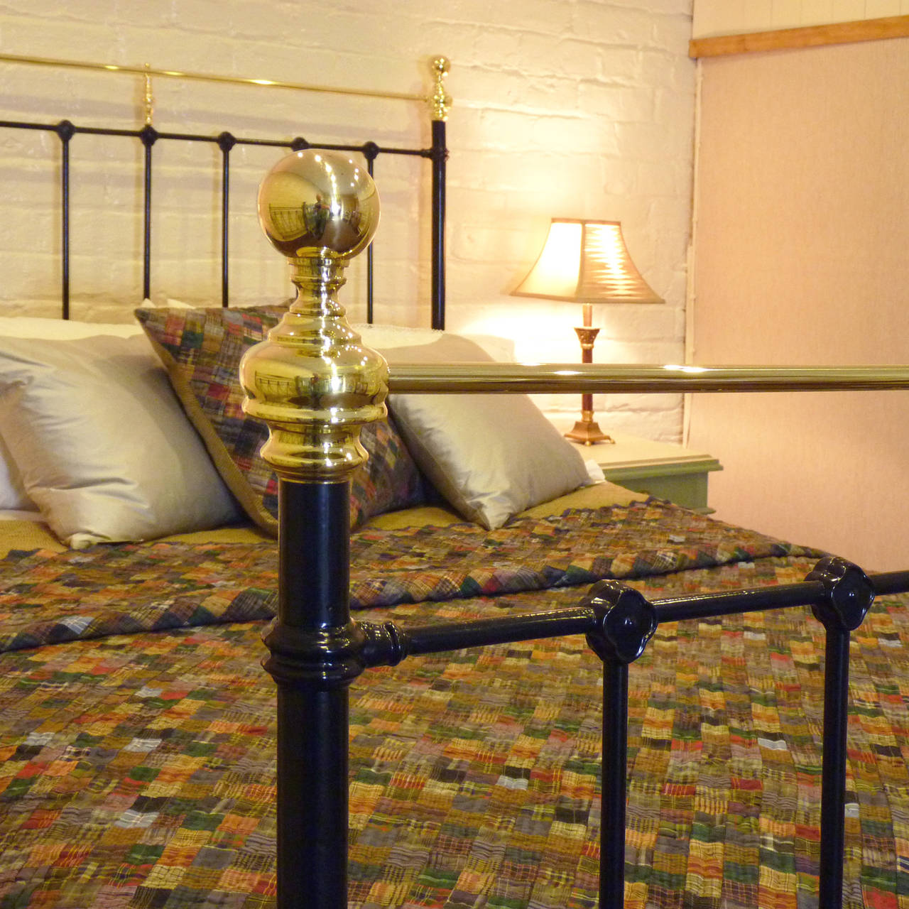 Black Double Brass and Iron Bed – MD32 In Excellent Condition In Wrexham, GB