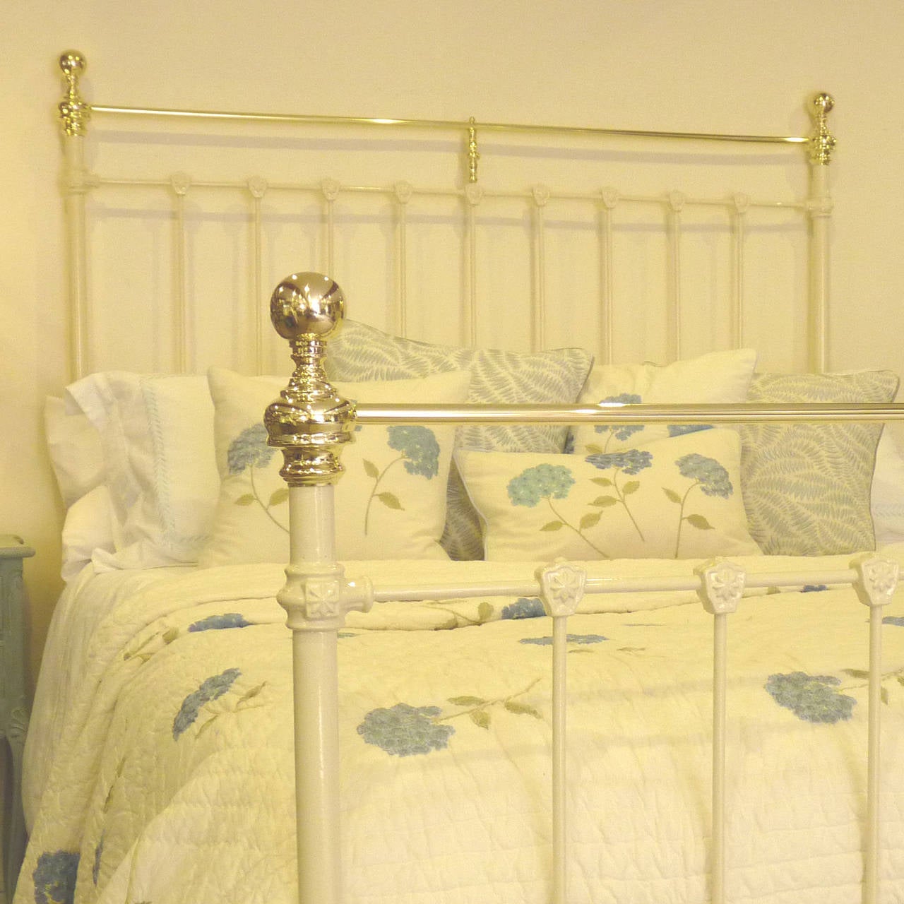 Cast Iron Cream Bed – MK52 In Excellent Condition In Wrexham, GB