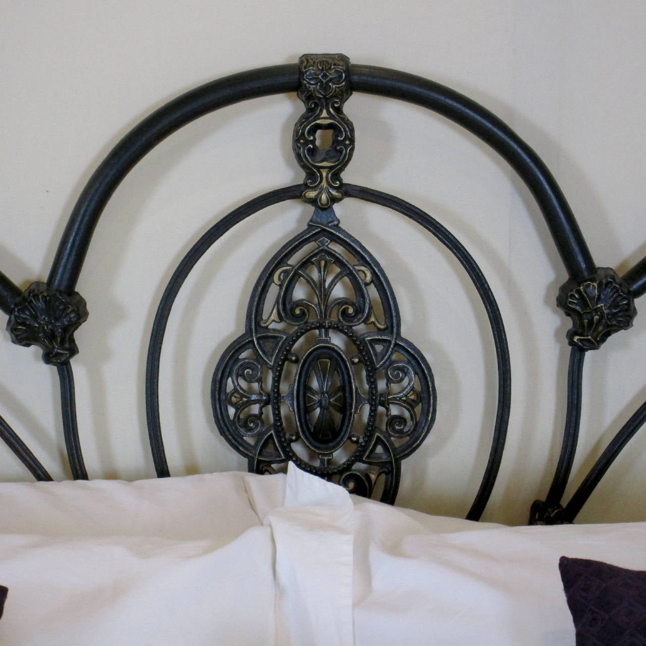 Ornate Cast Iron Bed - MK55 In Good Condition In Wrexham, GB