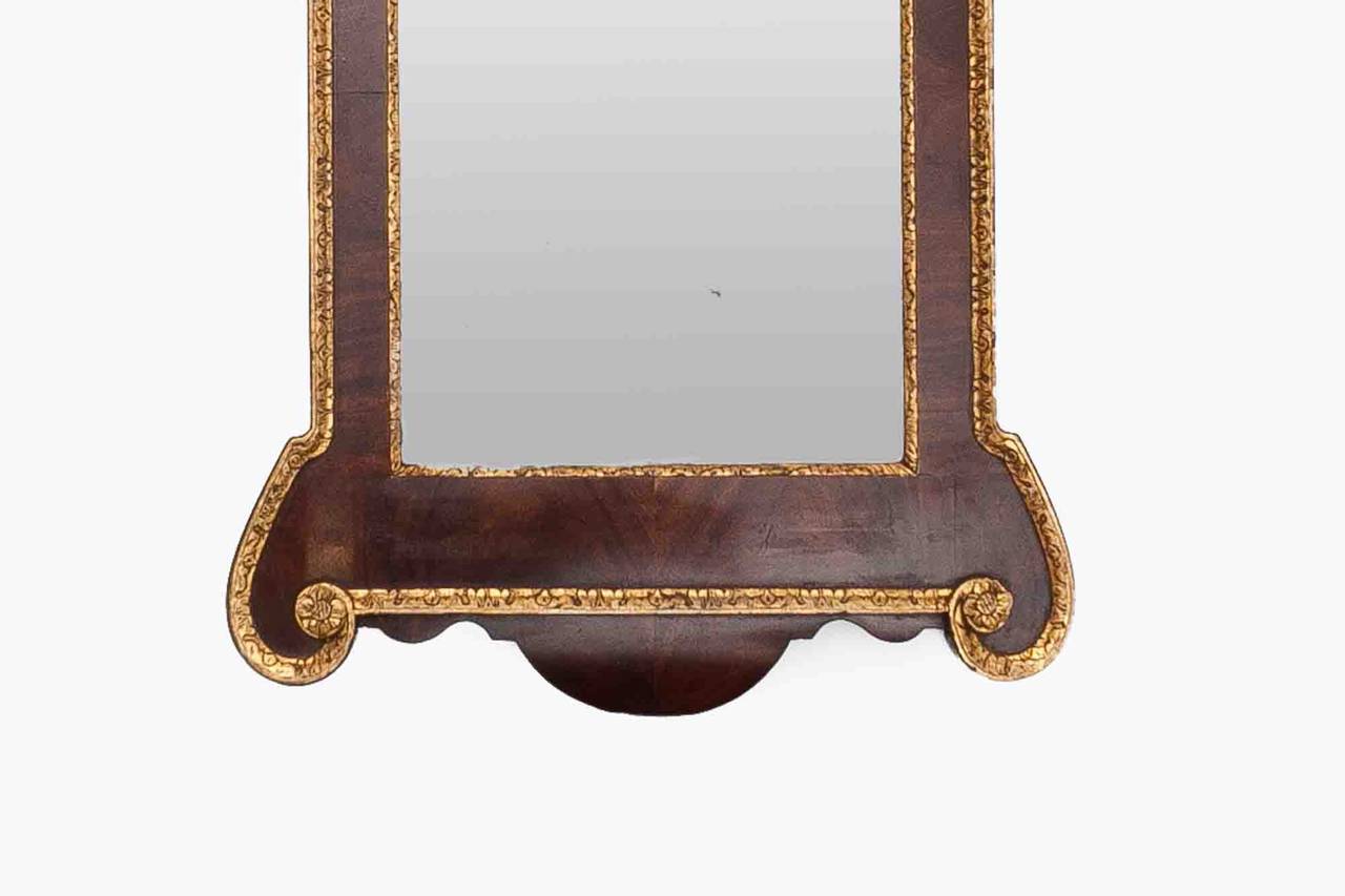 18th Century George II Walnut and Parcel-gilt Mirror In Good Condition For Sale In Dublin 8, IE