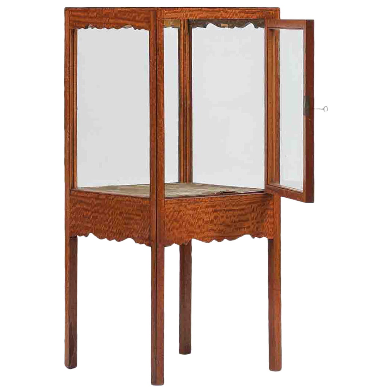 vitrine en bois de satin du 19ème siècle en vente