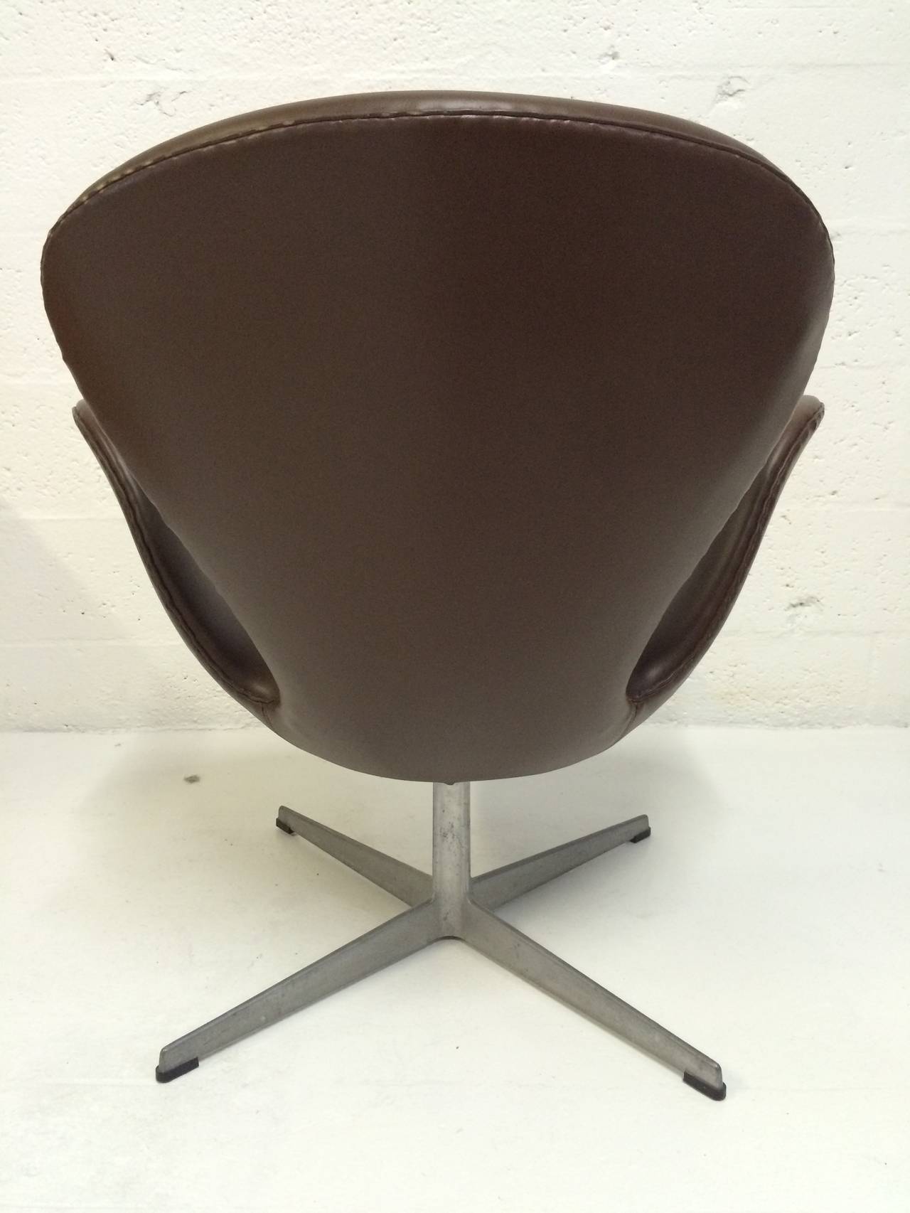 Pair of Arne Jacobsen Swan Chairs for Fritz Hansen, 1973 In Excellent Condition In Miami, FL