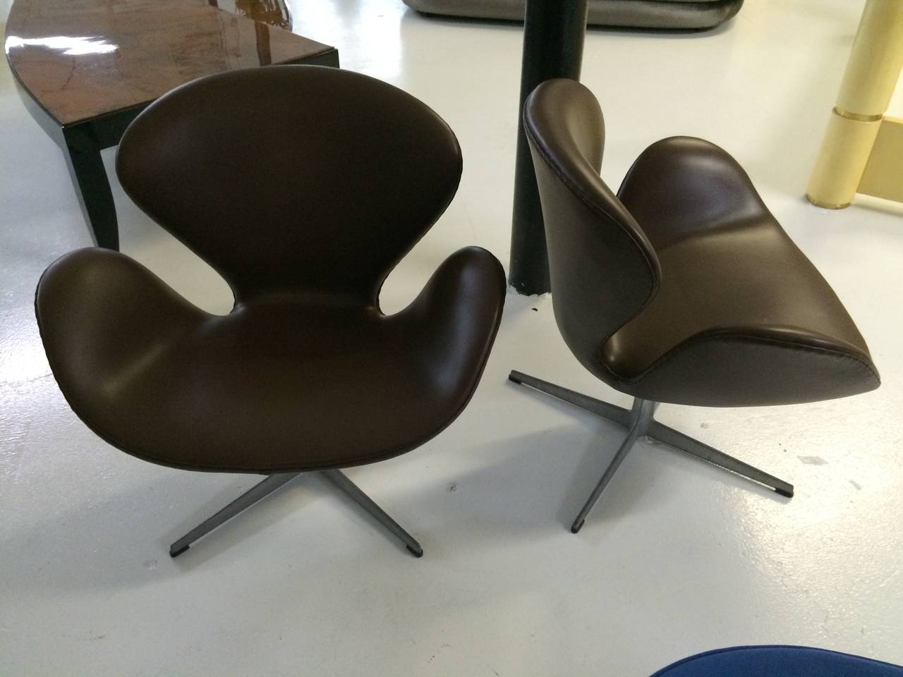 Pair of Arne Jacobsen Swan Chairs for Fritz Hansen, 1973 2