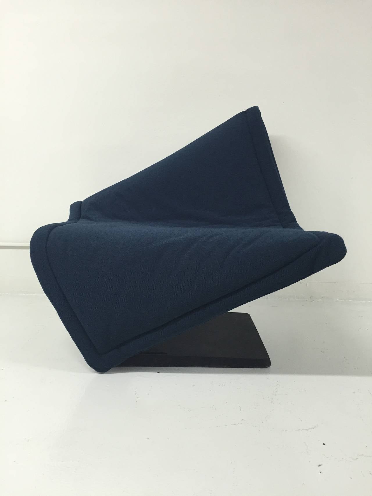 Flying carpet chair with removable blue cloth fabric and black steel base by Simon Desanta for Rosenthal Einrichtung.