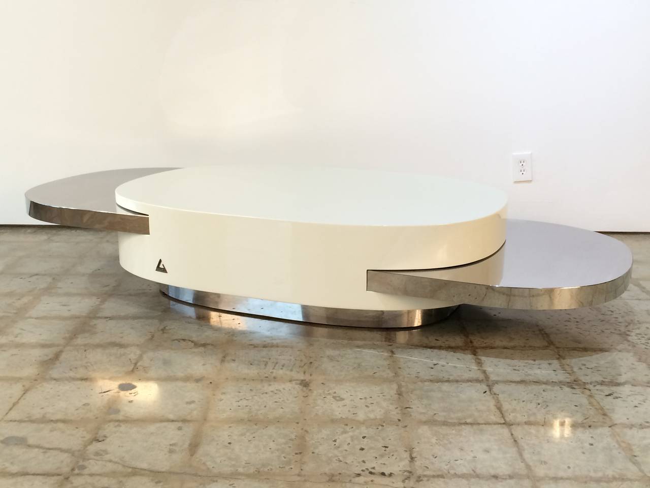 Rare white lacquer and mirror polished stainless steel Ellisse coffee table by Gabriella Crespi with two extendable slide out trays.

Table is 51.5