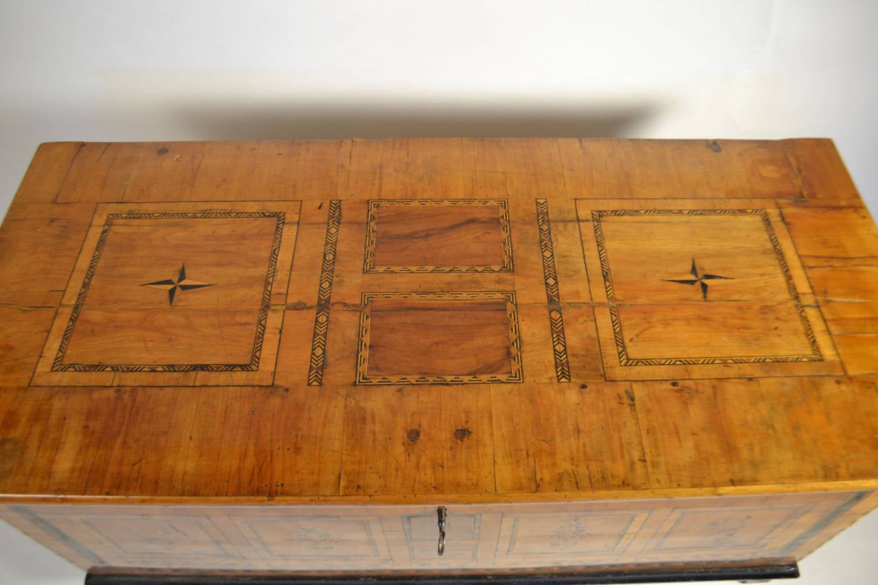 Coffer in Marqueterie In Good Condition For Sale In Vista, CA