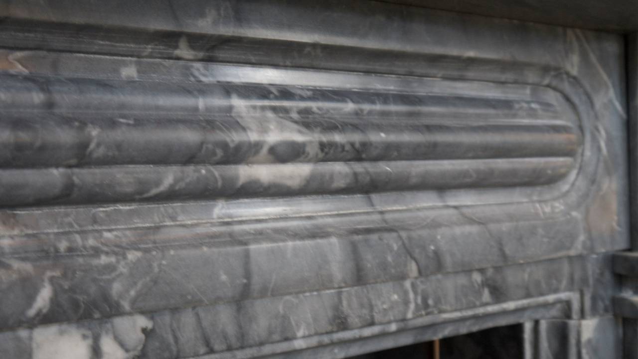 Antique Georgian Dove Grey Marble Bull's-Eye Fireplace Surround In Good Condition In London, GB