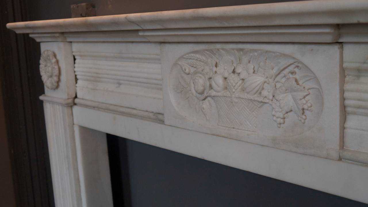 English Regency Chimneypiece in Statuary Marble In Good Condition In London, GB
