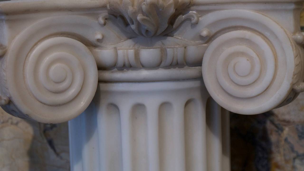 Antico caminetto George III in marmo bianco e statuario di Siena in vendita 2