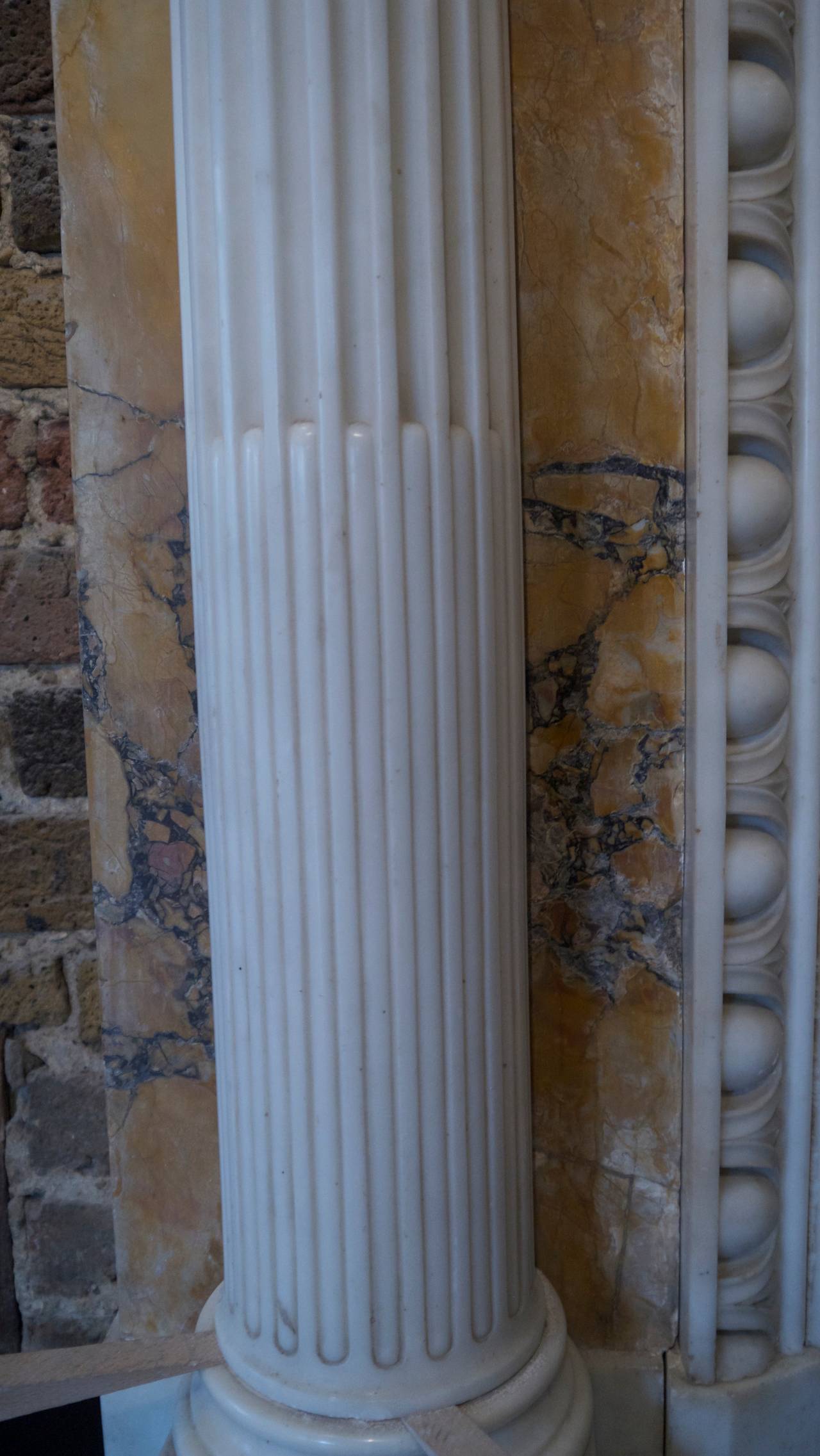 Antico caminetto George III in marmo bianco e statuario di Siena in vendita 4