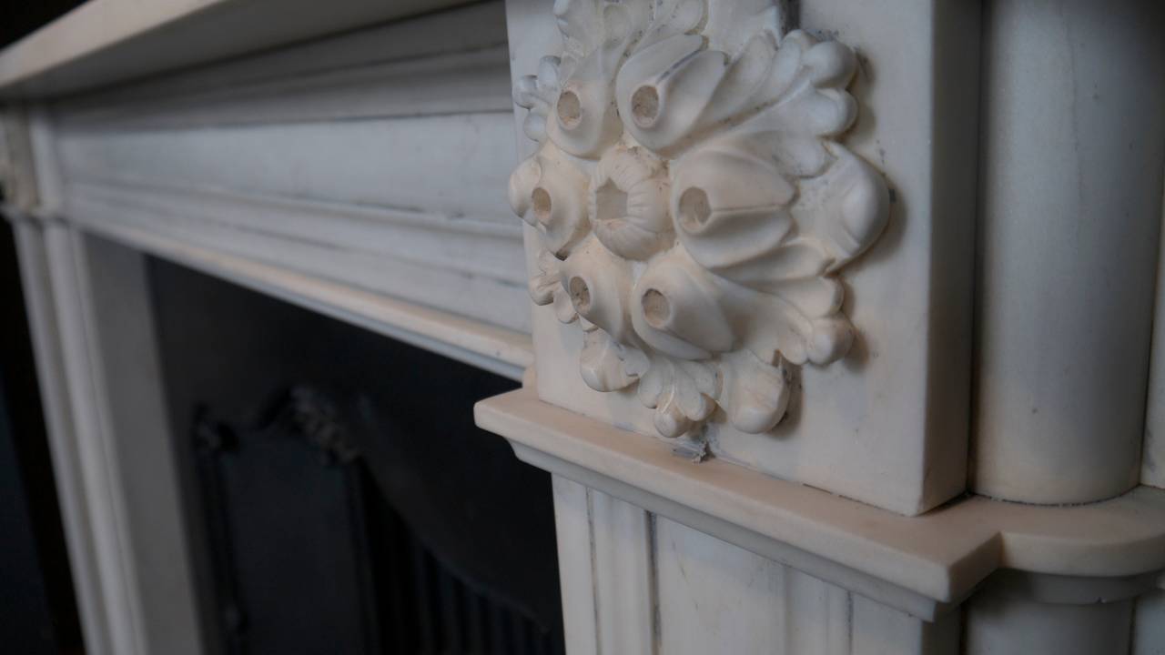 Georgian Style Aged Statuary White Marble Fireplace Surround In Excellent Condition For Sale In London, GB