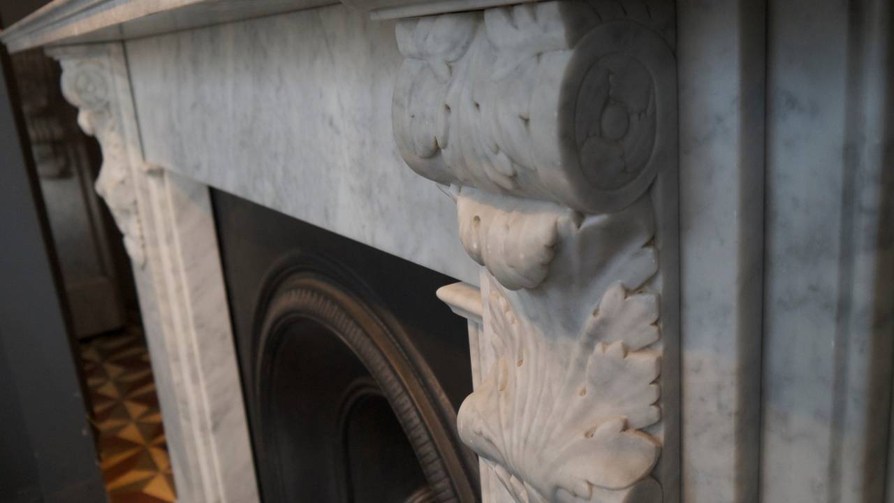 Victorian Style Carved Corbel in Carrara Marble fireplace In Excellent Condition For Sale In London, GB