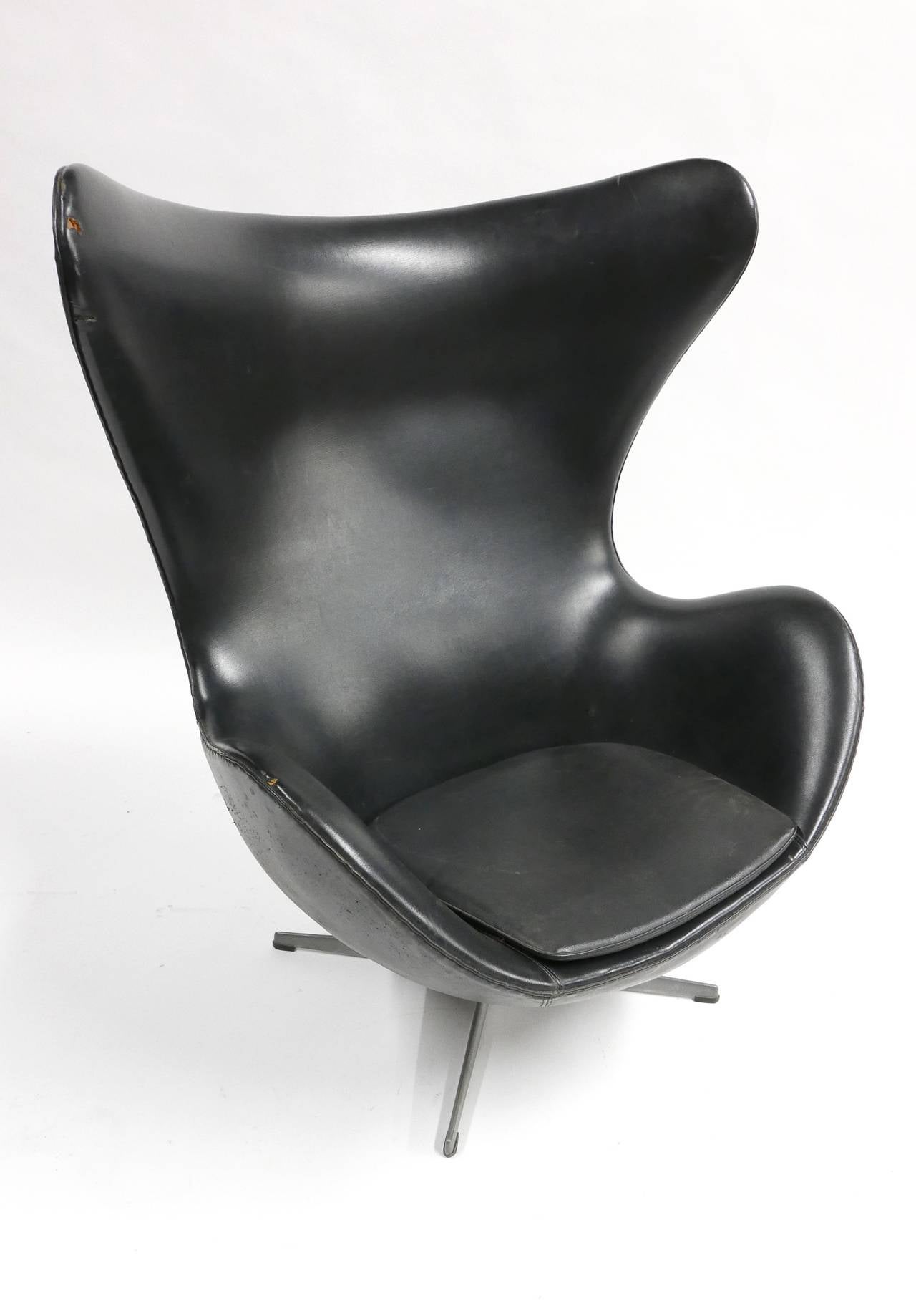 Mid-Century Modern Arne Jacobsen Egg Chair by Fritz Hansen