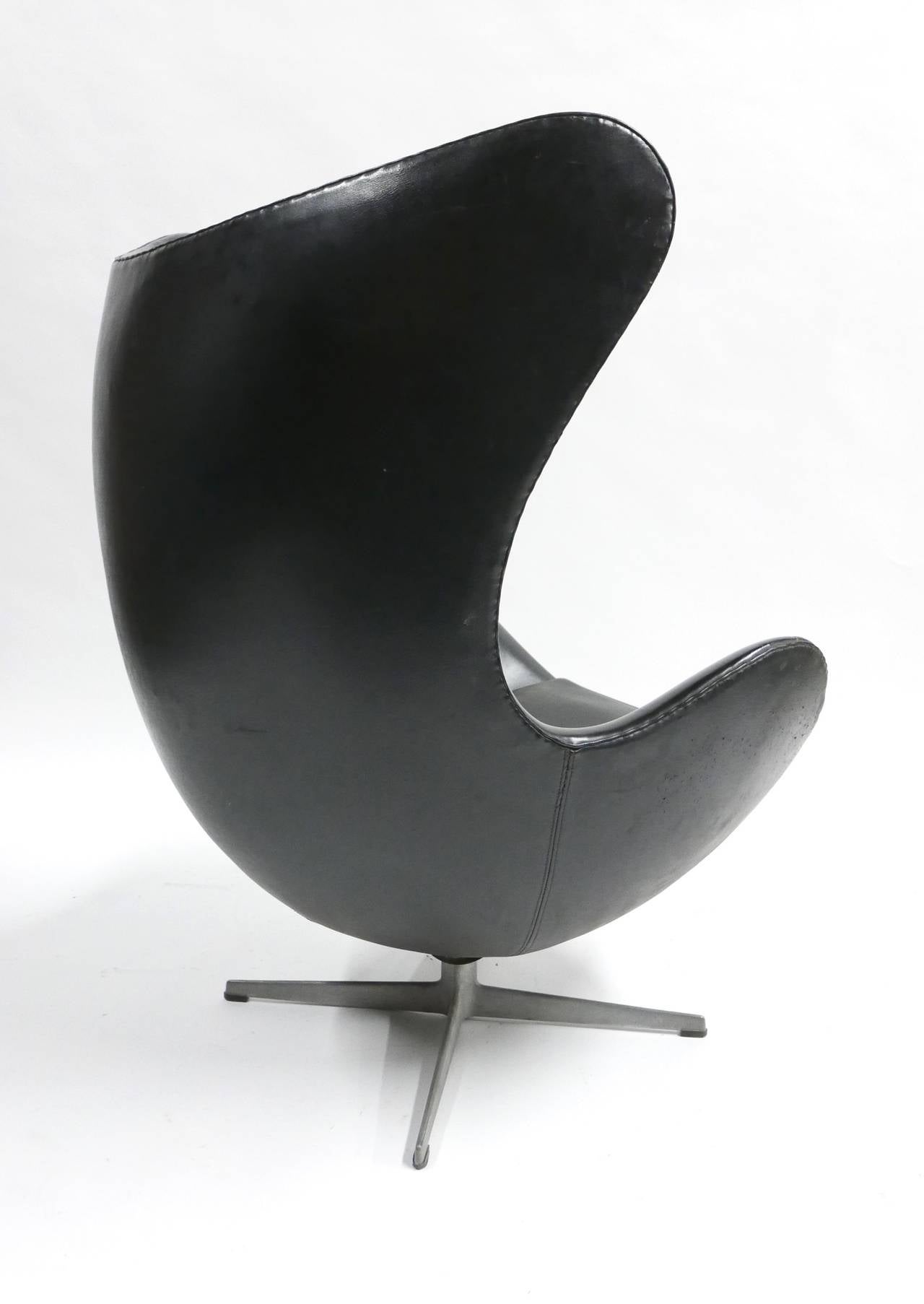Danish Arne Jacobsen Egg Chair by Fritz Hansen