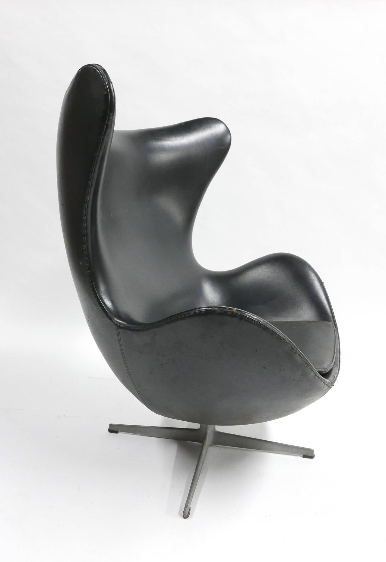 Arne Jacobsen Egg Chair by Fritz Hansen In Good Condition In Brooklyn, NY