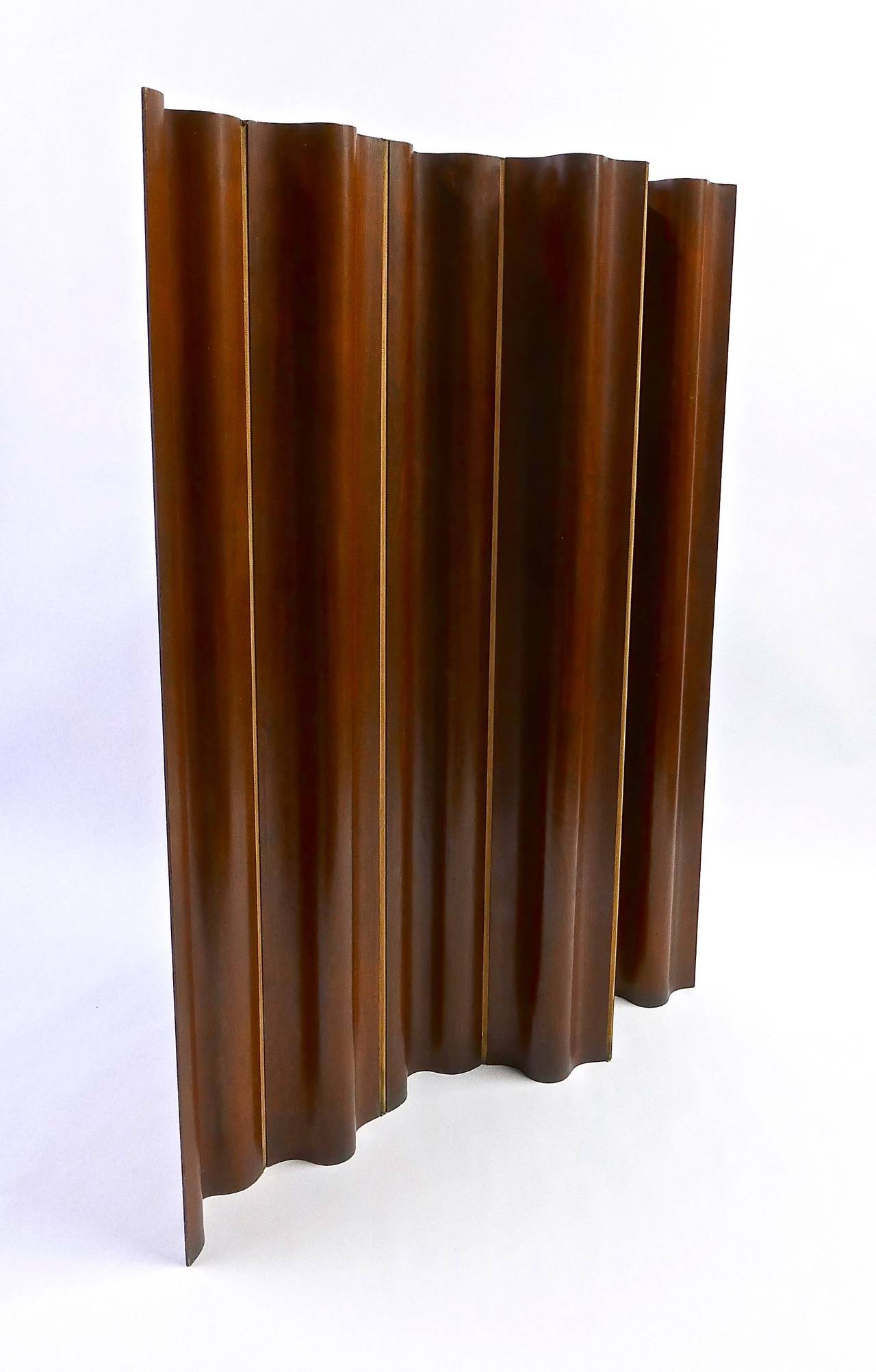 A six-panel molded plywood folding screen in walnut veneer by Herman Miller.
Vintage examples in walnut are extremely rare, this example is from 1945.