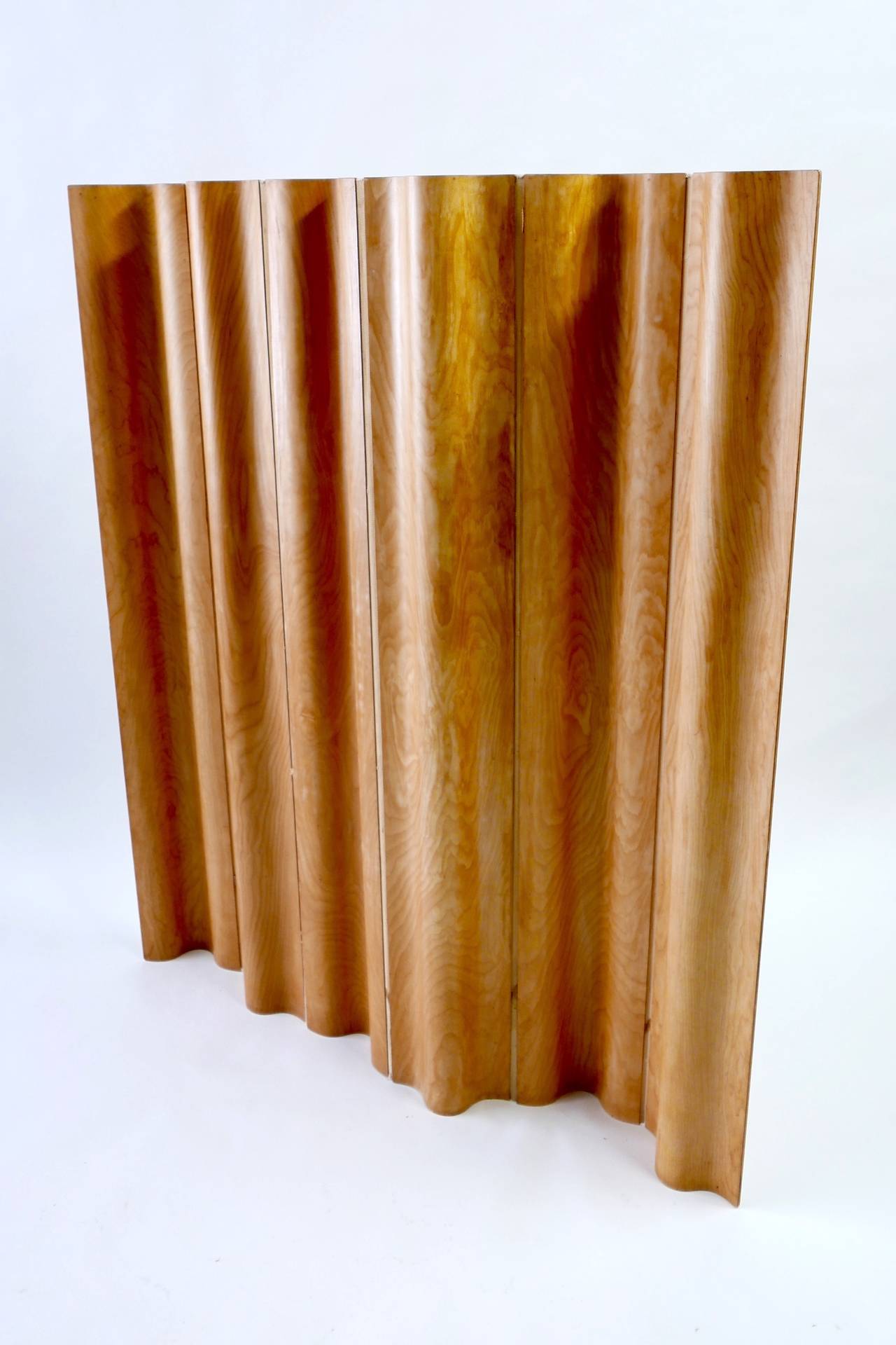 A six-panel molded plywood-folding screen in birch veneer by Herman Miller.
This vintage example comes from the original owner who purchased it in 1950s from the Museum of Modern Art.