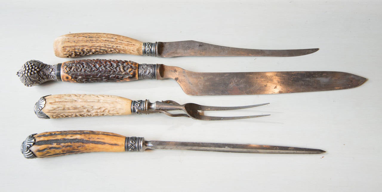 Wonderful collection of four pieces including two knives, skewer and one carving fork. 
Handles are made from various antler horns and includes silver details, 19th century.

Largest is 17.25