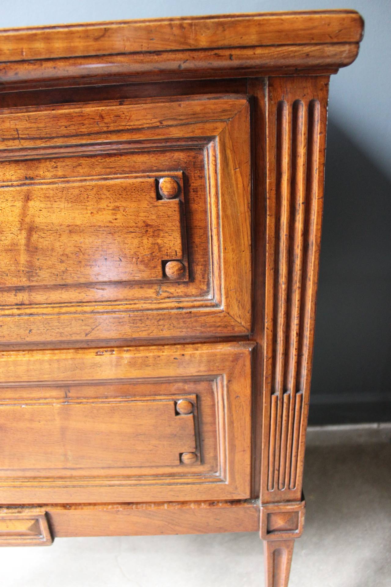 French Provençal Commode Dresser Epoque Louis XV, Walnut, 18th Century In Good Condition In San Antonio, TX