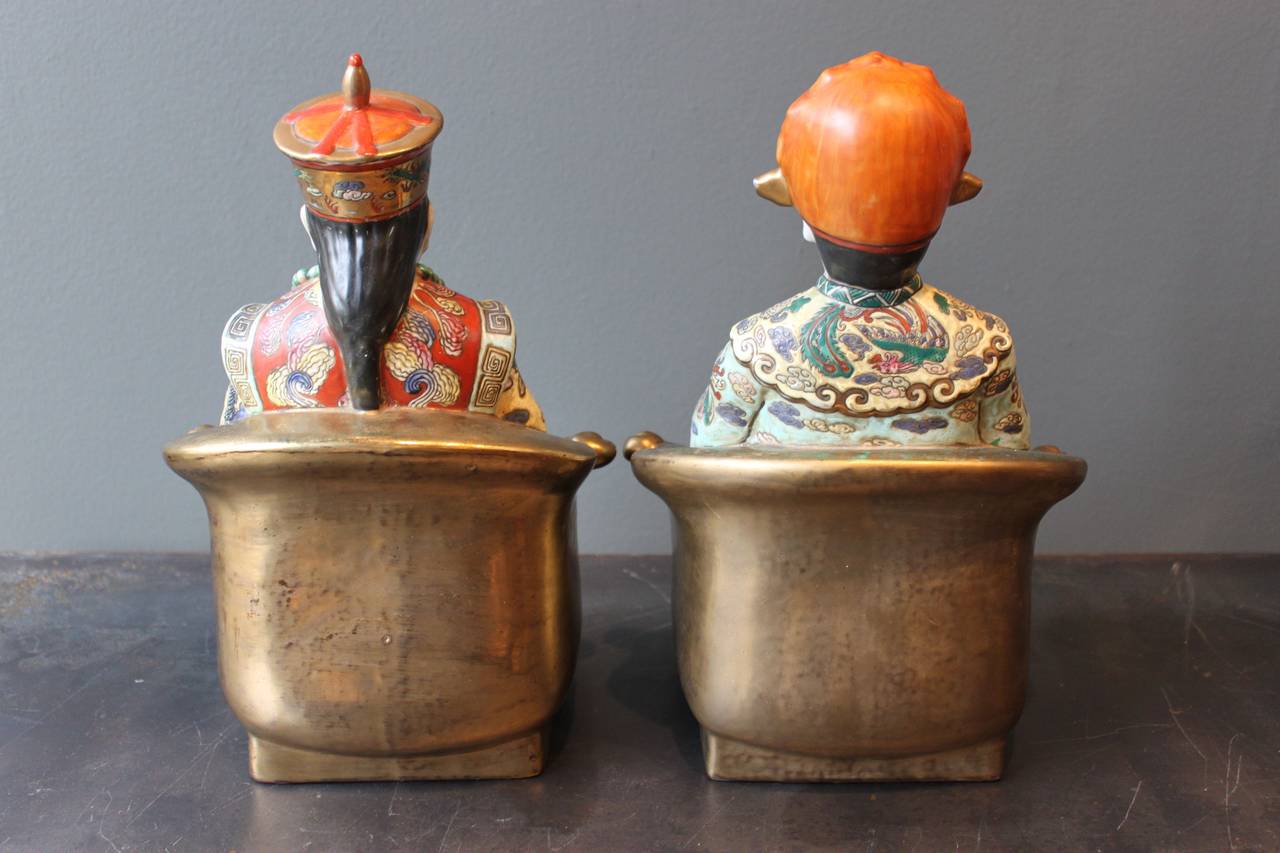 Jolies figures chinoises assises en porcelaine polychrome représentant un homme et une femme.  Ces figures ont une belle coloration et montrent beaucoup de détails dans leurs robes et leurs coiffes.
