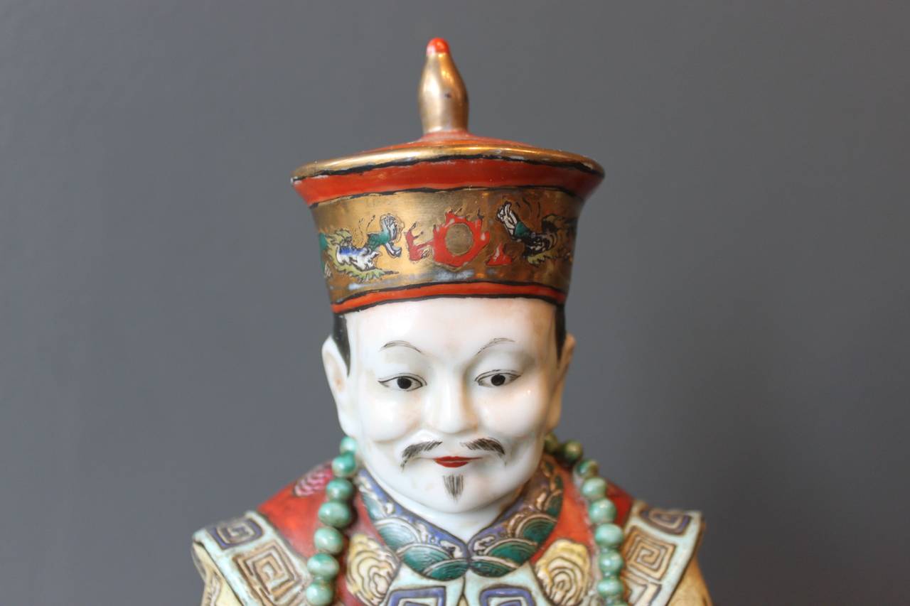 Figures assises d'un homme et d'une femme en porcelaine chinoise polychrome Bon état à San Antonio, TX