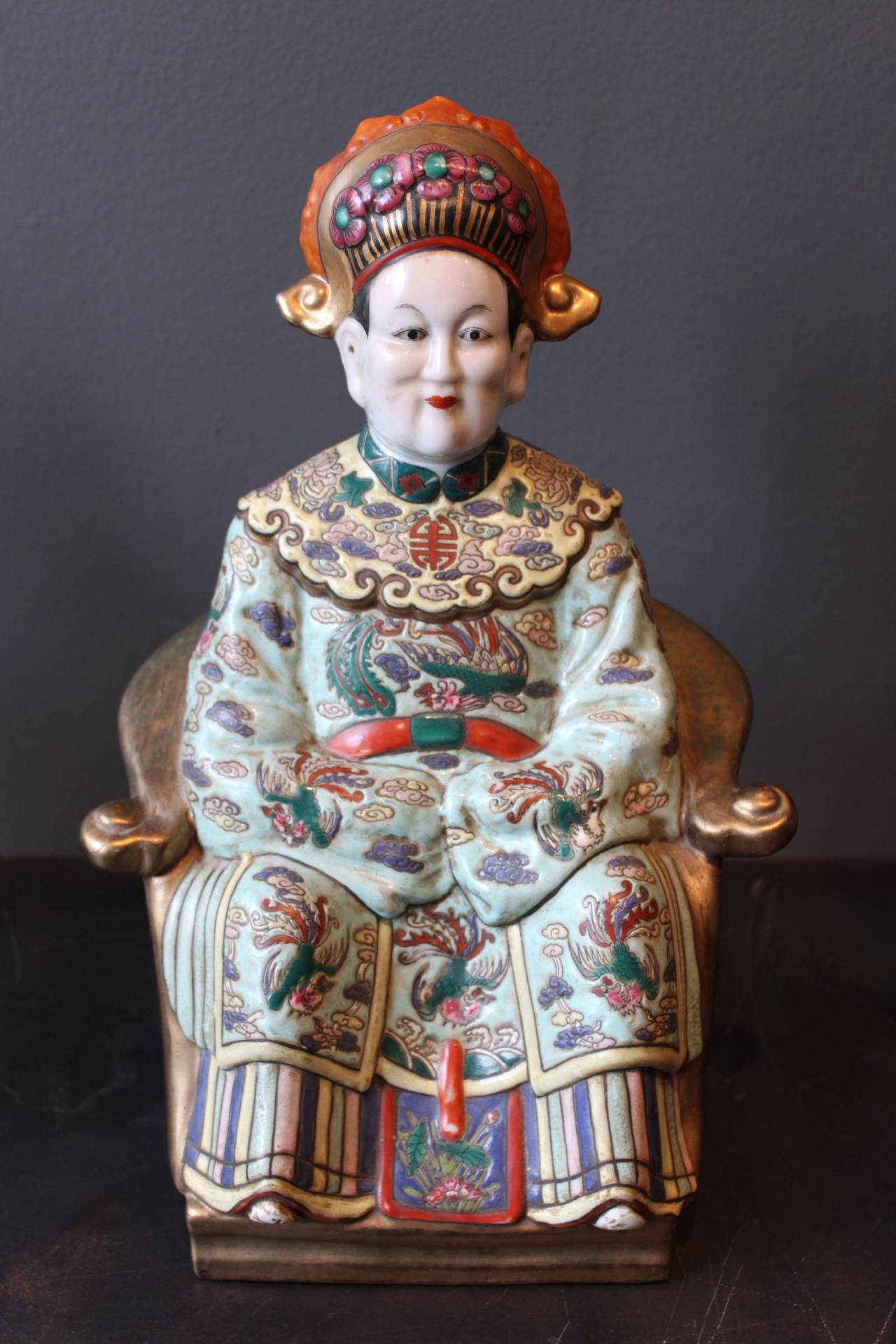 Chinois Figures assises d'un homme et d'une femme en porcelaine chinoise polychrome