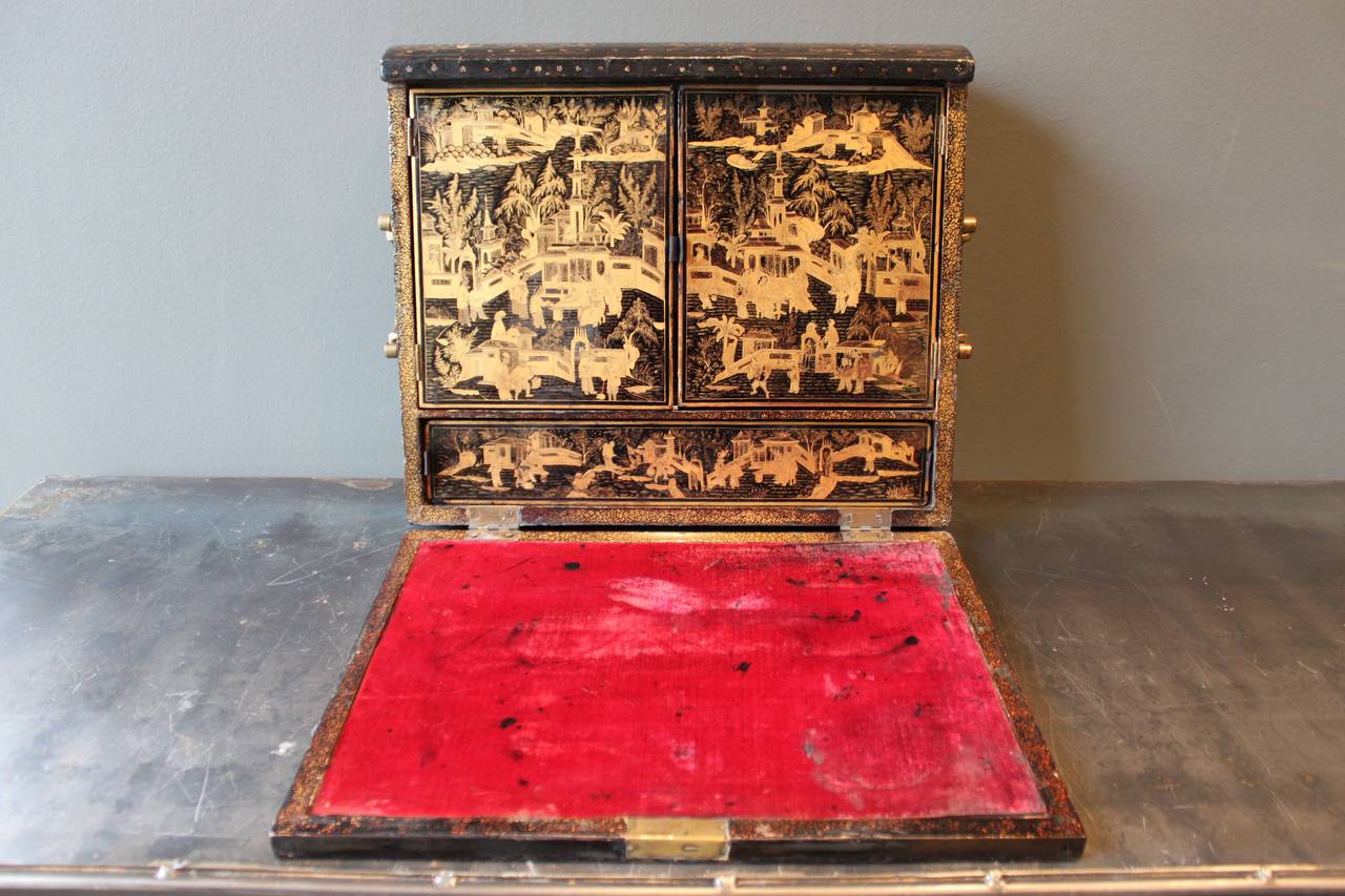 Mid-19th Century Chinese Black and Gold Lacquer Writing Box In Good Condition For Sale In San Antonio, TX