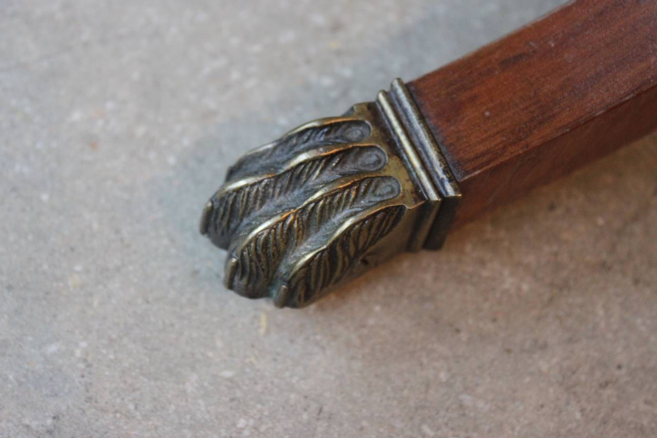 Art Deco Beistelltisch mit Messingfüßen:: um 1920 (Unbekannt)