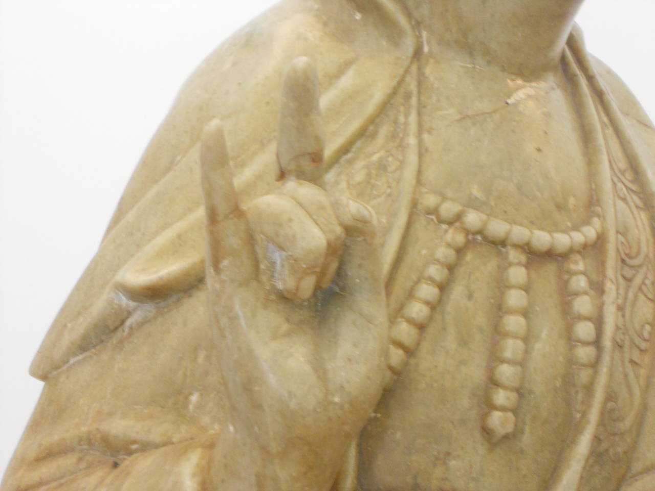 Monumental Soapstone Guanyin Figure with Pair of Maidens (20. Jahrhundert) im Angebot