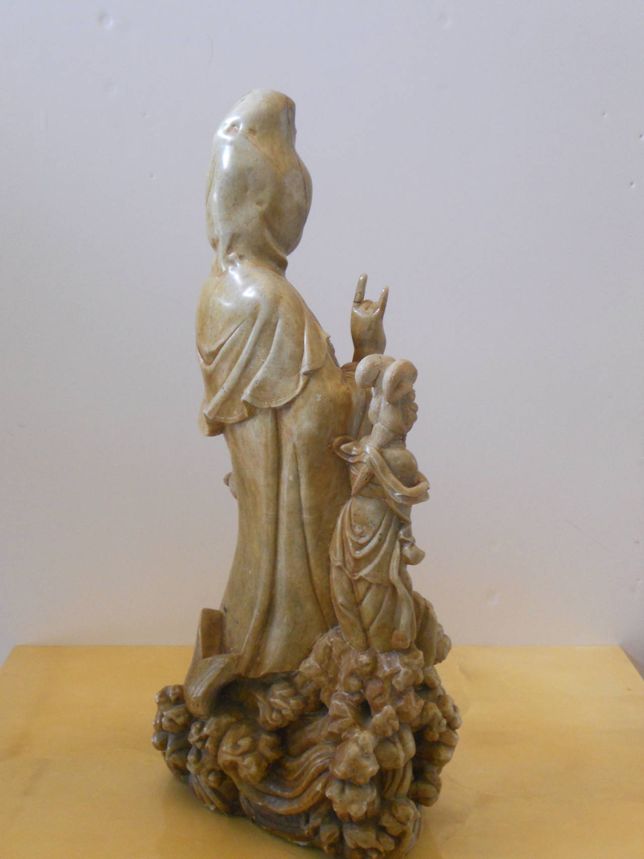 Monumental Soapstone Guanyin Figure with Pair of Maidens (Chinesischer Export) im Angebot