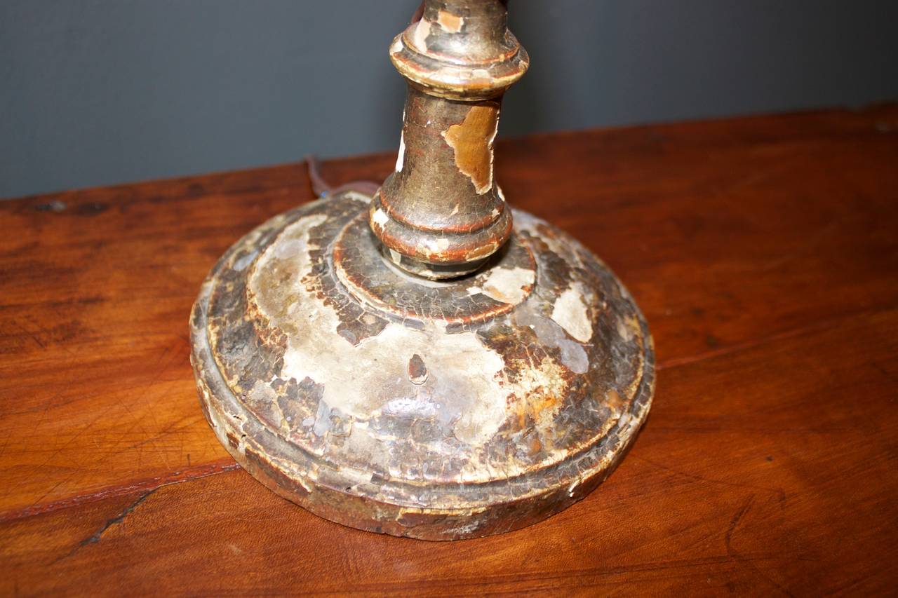 Coppia di lampade a candelabro in Wood del XVIII secolo con paralumi personalizzati di Fortuny In condizioni deteriorate a San Antonio, TX