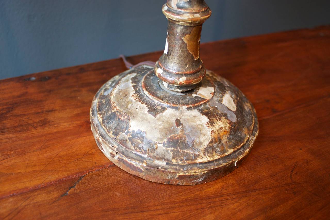 Fino al XVIII secolo Coppia di lampade a candelabro in Wood del XVIII secolo con paralumi personalizzati di Fortuny