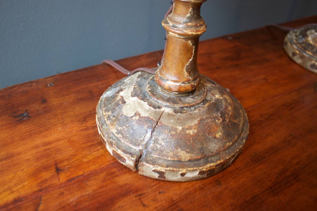 Tessuto Coppia di lampade a candelabro in Wood del XVIII secolo con paralumi personalizzati di Fortuny