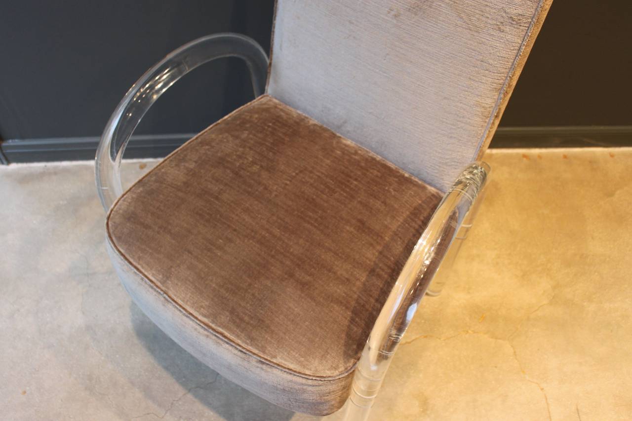Mid-Century Lucite Chair with Curved Arms and Upholstered Seat, circa 1970 For Sale 4