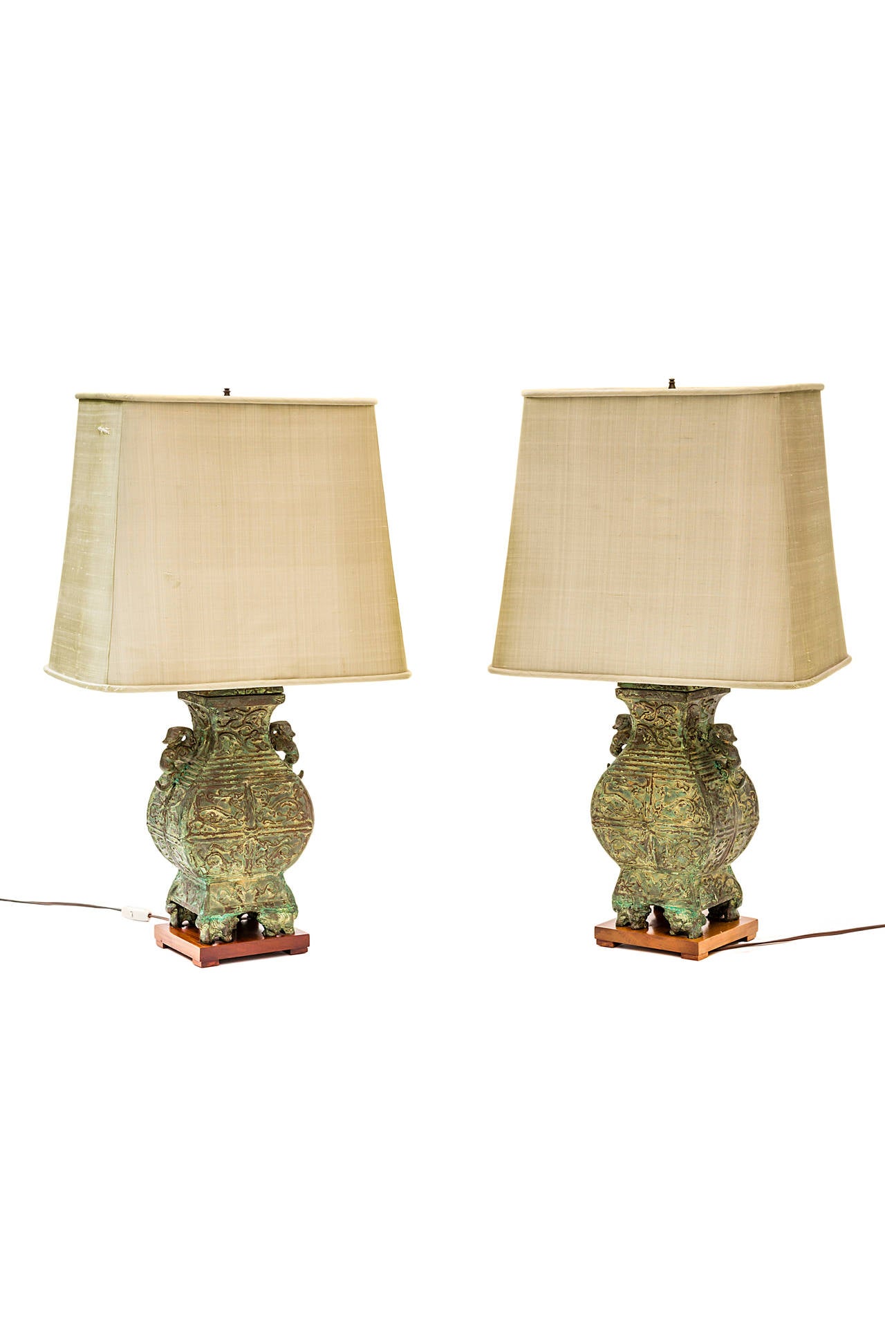 Pair of lamps
1970 's art deco
Bronze with green patina
wooden base
original lampshade in light green chinz
80 X 20 X 14
1500 euros