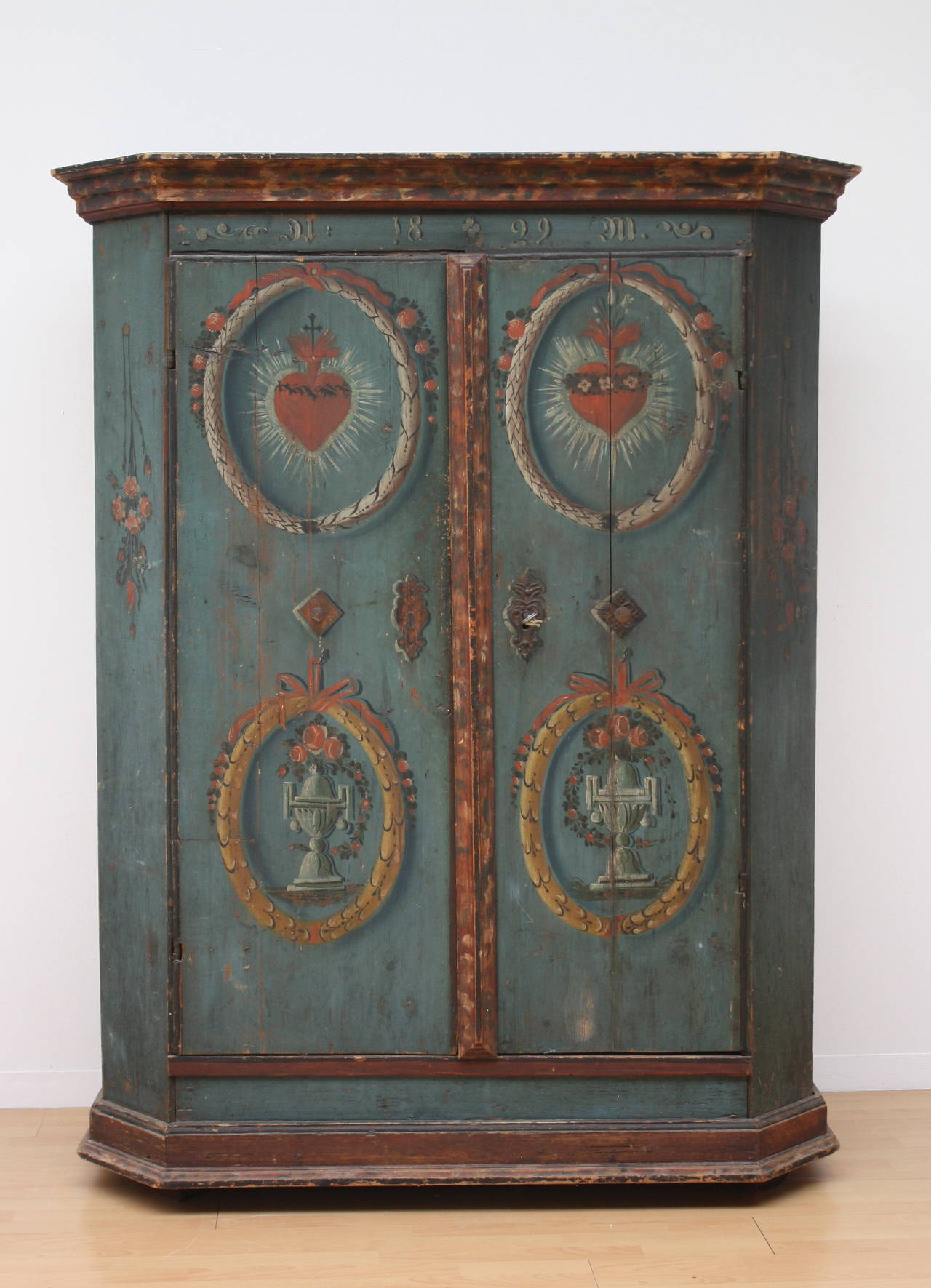 Austrian, Salzburg Folk Art, polychromic painted armoire or wardrobe. Original painting on pinewood. Door left side 