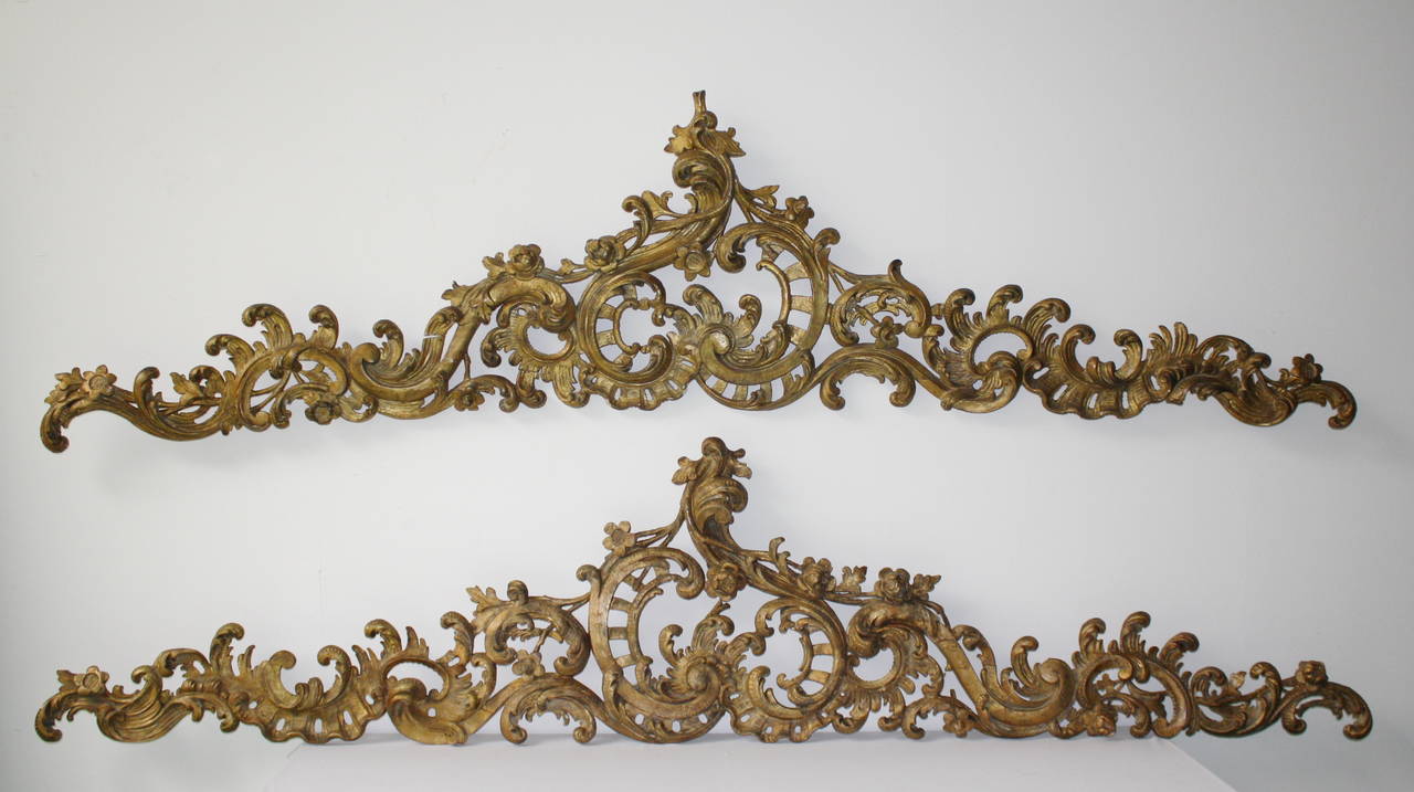 Pair of baroque exceptionally Supraporte, Wood carved gilded around 1700.