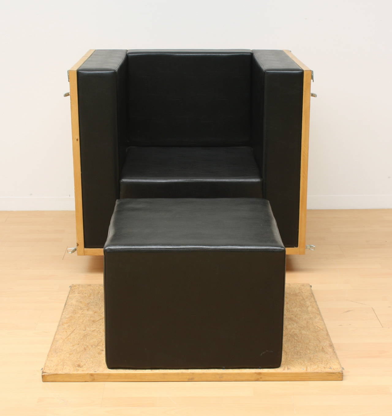 An armchair in a crate box, prototype, plywood, solid pine, metal hinges, vinyl upholstery material. This work is from an edition of 100 by Ezri Tarazi 2005.
Exhibited in Israel, New York, Istanbul and Basel.