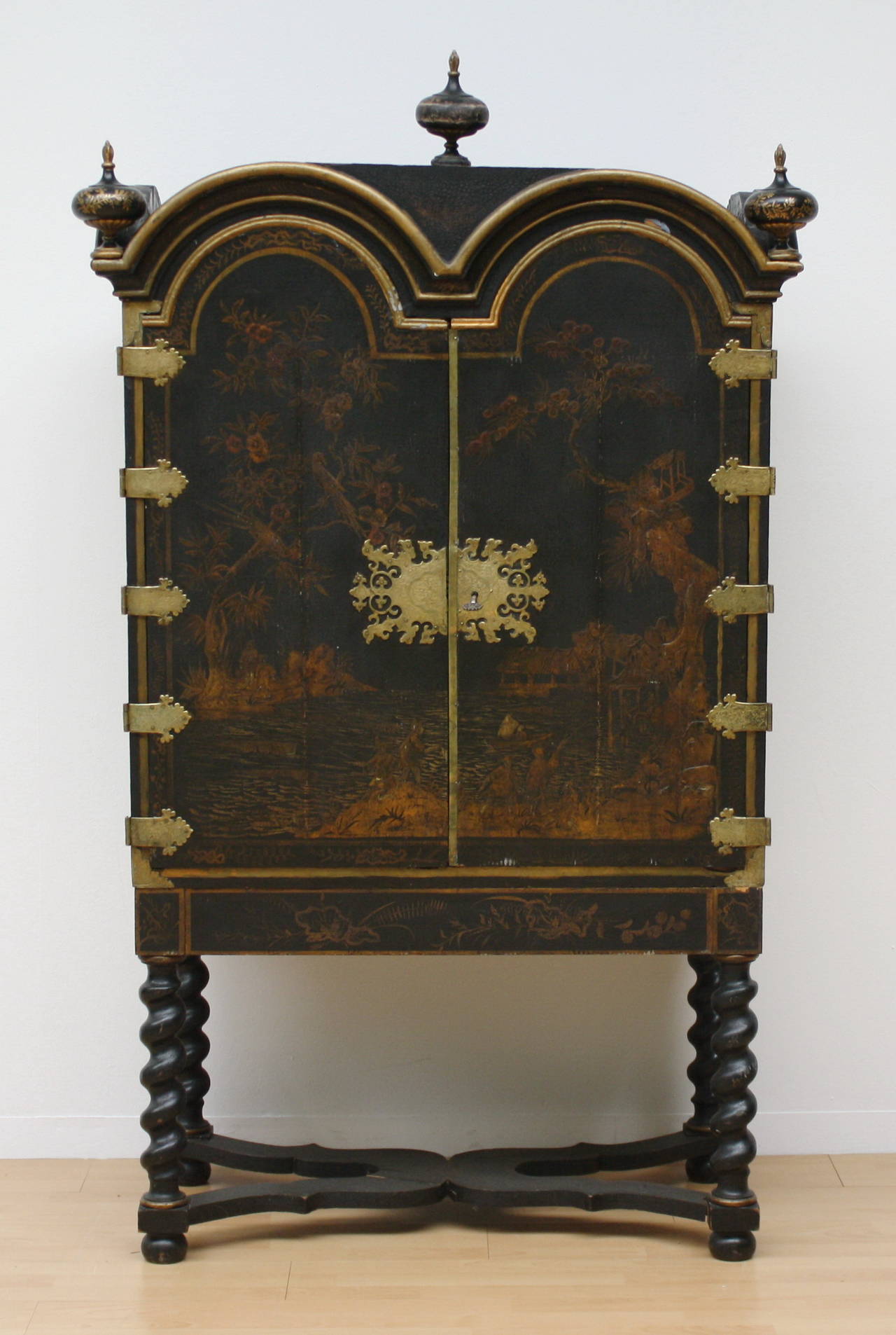 An Baroque chinoiserie cabinet with brazen fittings, England.
Black and gold painted with chinoise motive. Inside ten drawers.