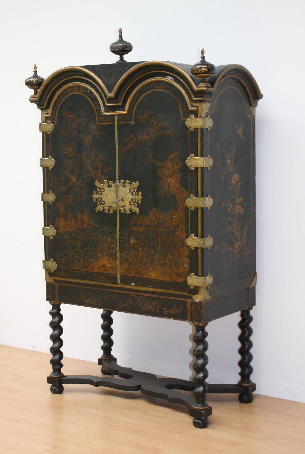 18th Century Chinoiserie Cabinet on Stand In Distressed Condition For Sale In Wels, AT