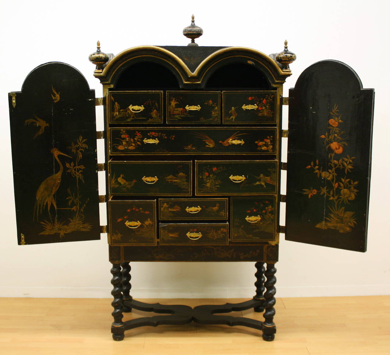 Early 18th Century 18th Century Chinoiserie Cabinet on Stand For Sale