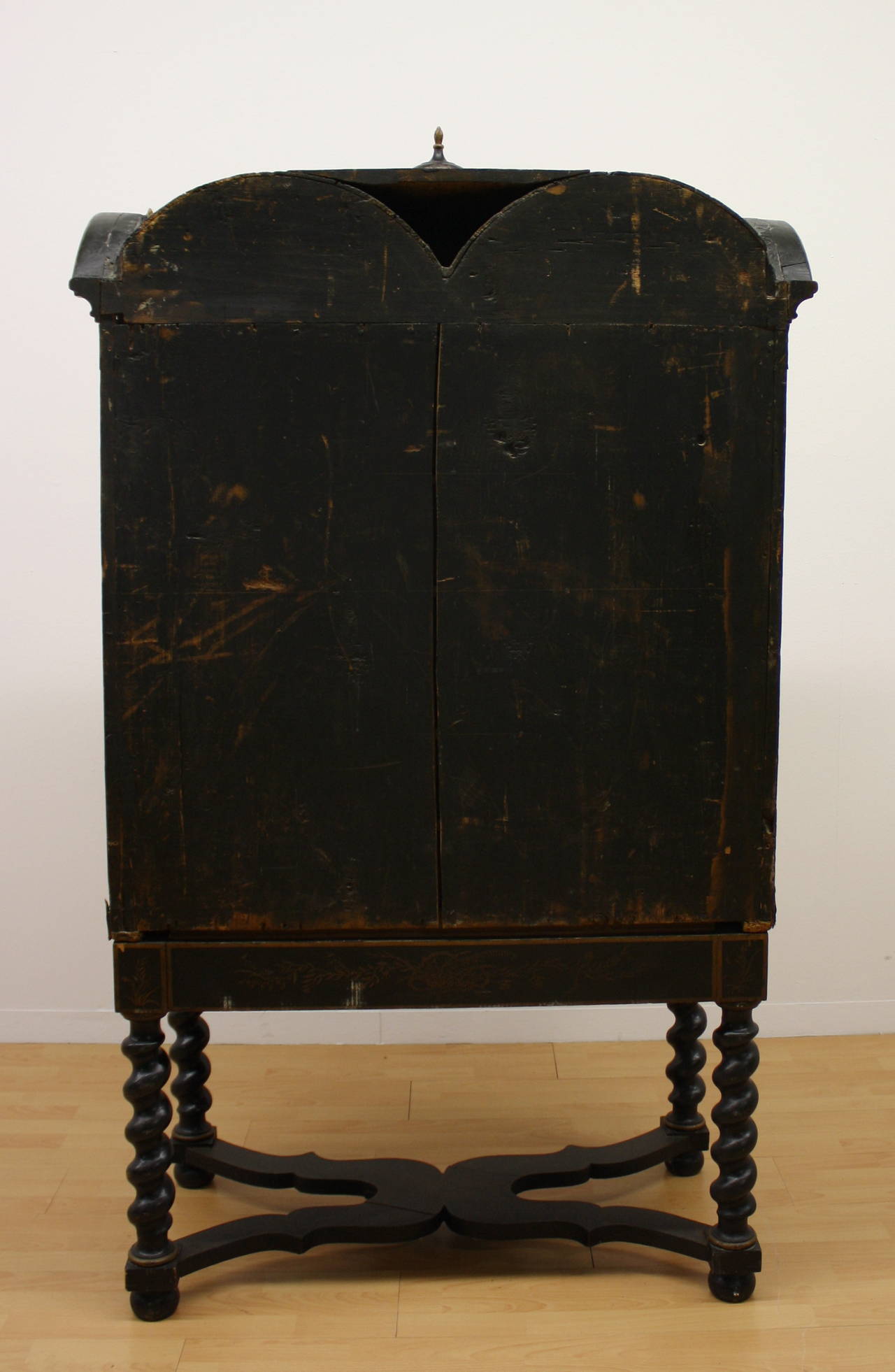 18th Century Chinoiserie Cabinet on Stand For Sale 3