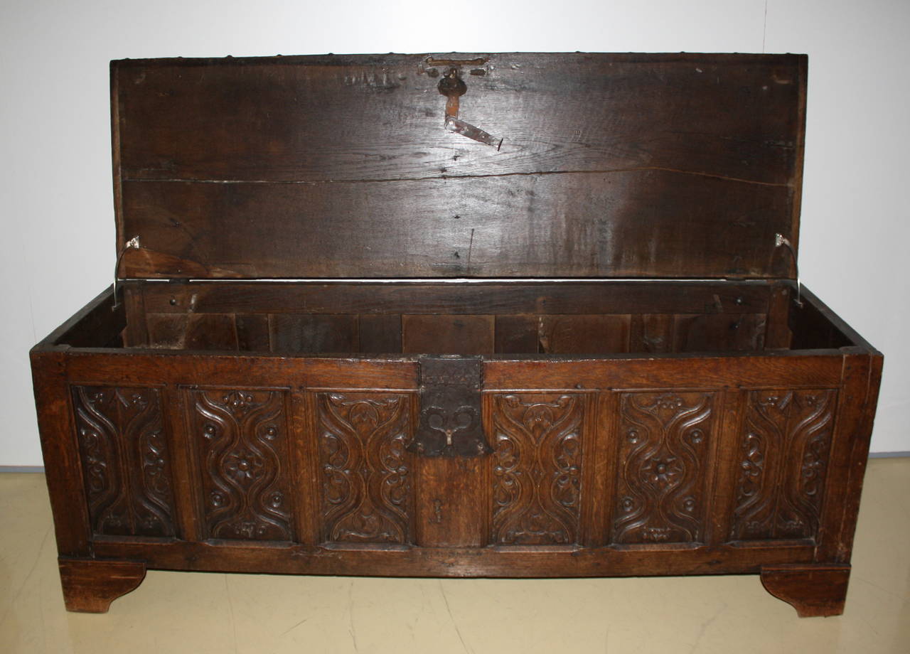 Gothique XVe siècle, Coffre gothique sculpté en vente