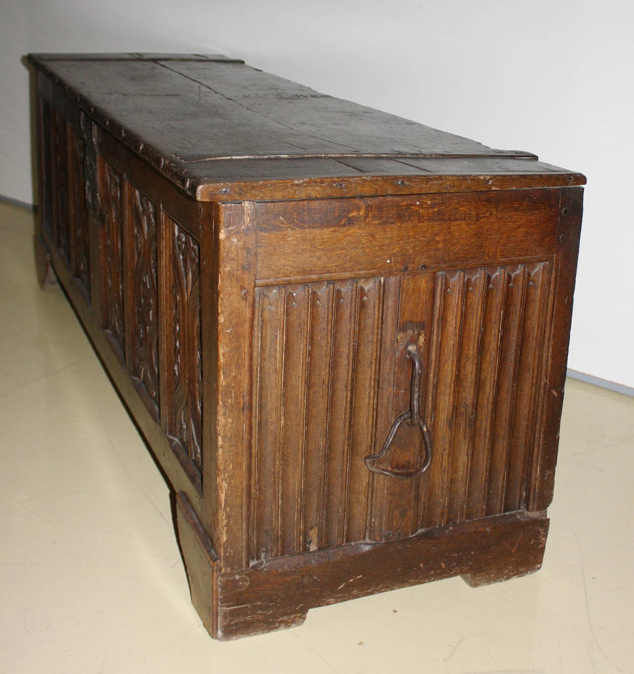 XVe siècle, Coffre gothique sculpté Bon état - En vente à Wels, AT