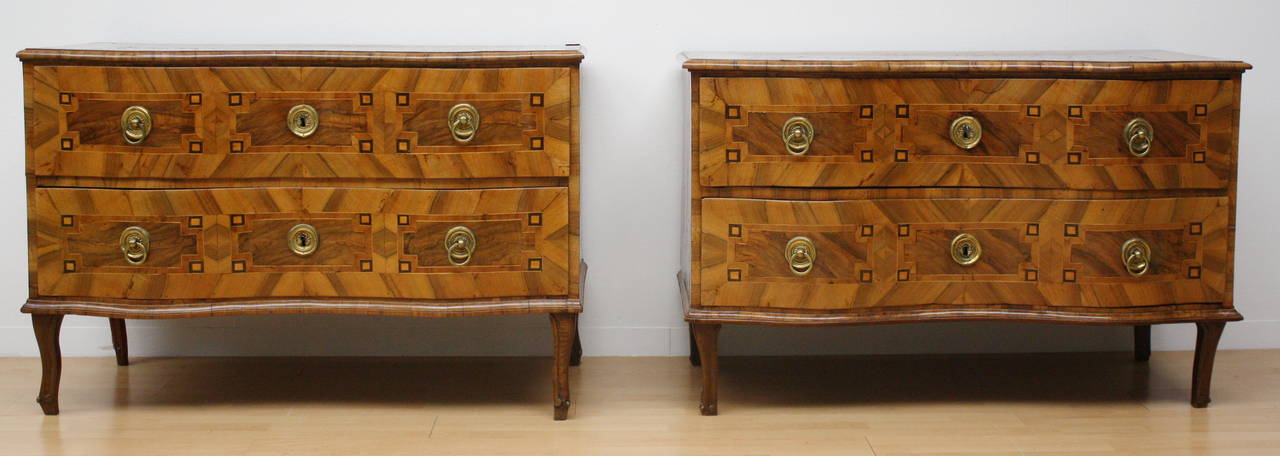 An Austrian pair of Baroque chest of two drawer, serpentine front, elegant marqueterie.