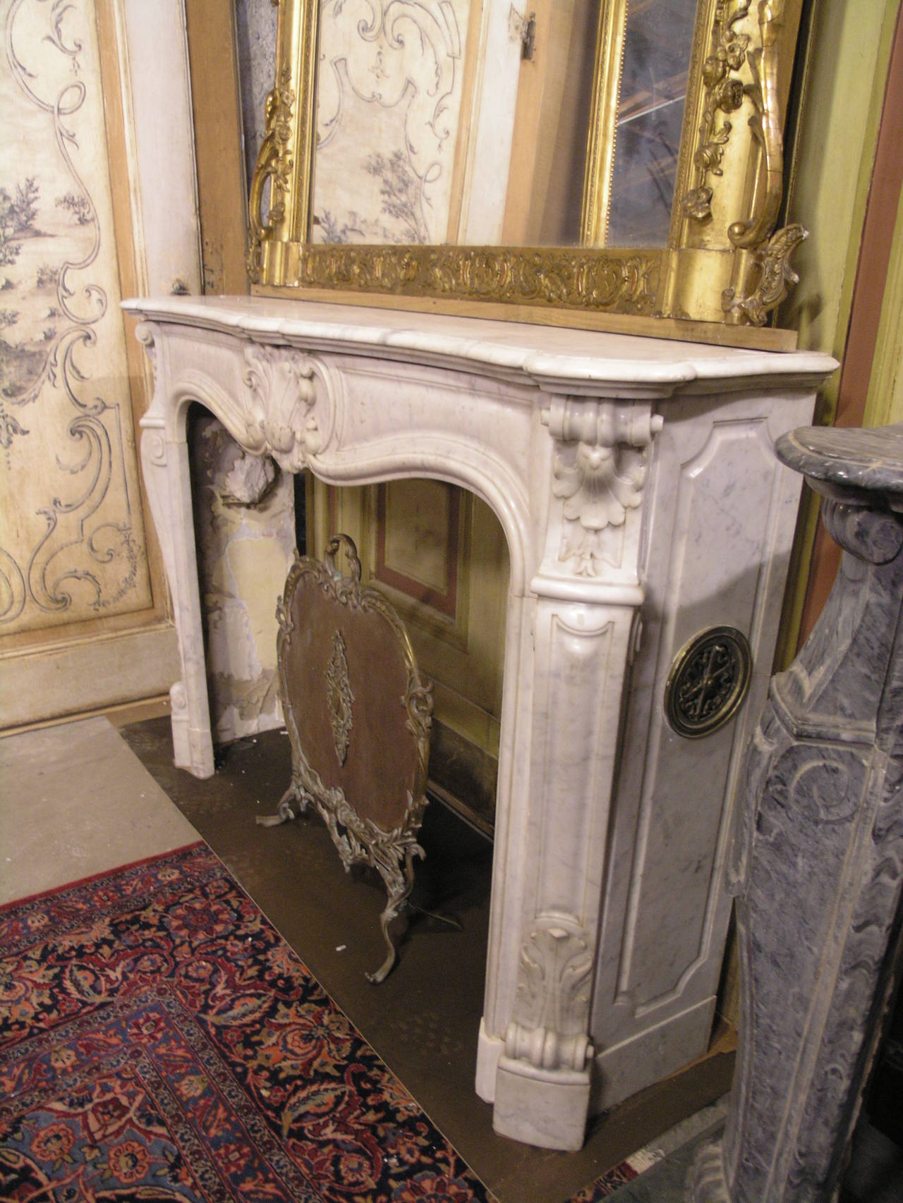 Antique fireplace made of Carrara's marble.
Comes from Paris, France.