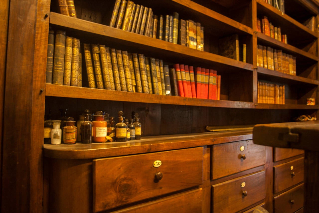 Antique Chemist's Shop Made of Walnut In Excellent Condition In Cuneo, Italy (CN)
